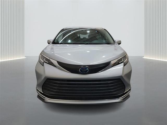 Photo of 2021 Silver Toyota Sienna