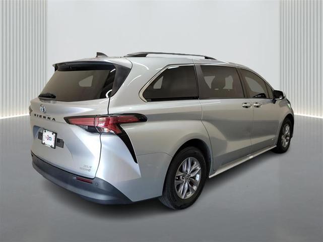 Photo of 2021 Silver Toyota Sienna