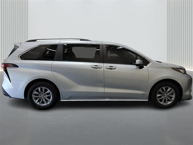Photo of 2021 Silver Toyota Sienna