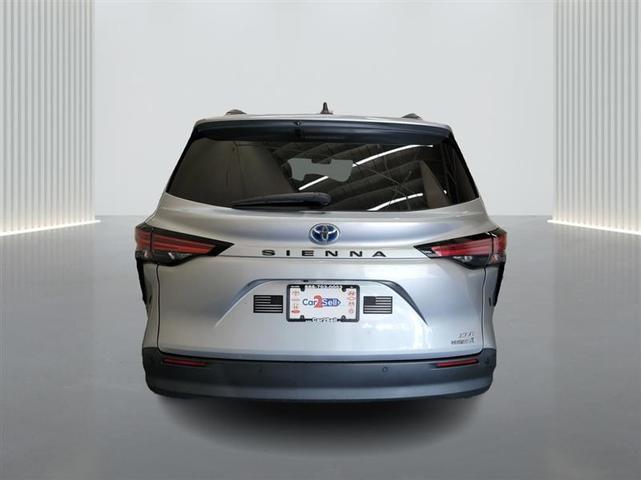 Photo of 2021 Silver Toyota Sienna