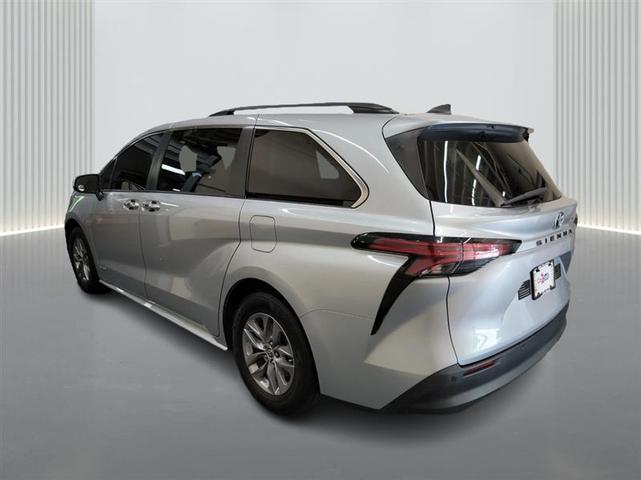 Photo of 2021 Silver Toyota Sienna