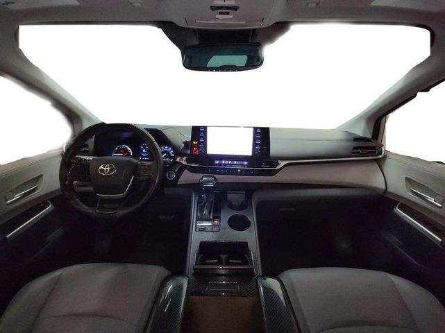 Photo of 2021 Silver Toyota Sienna