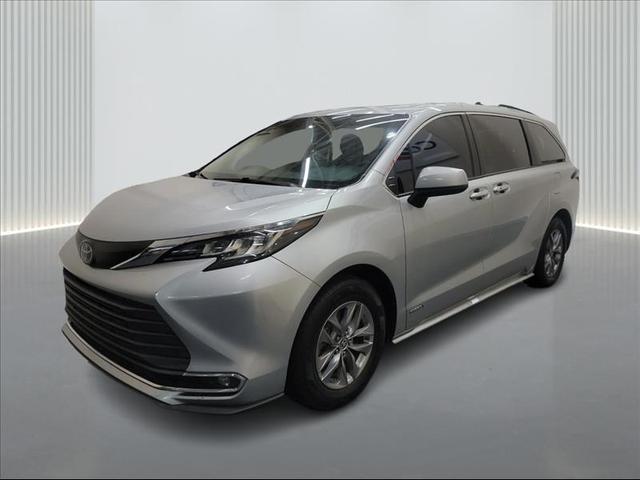 Photo of 2021 Silver Toyota Sienna