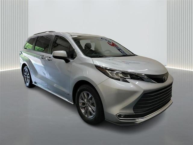 Photo of 2021 Silver Toyota Sienna