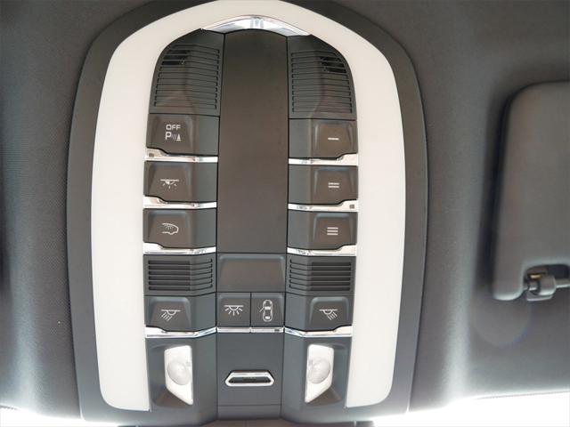 Photo of 2020 White Porsche Macan