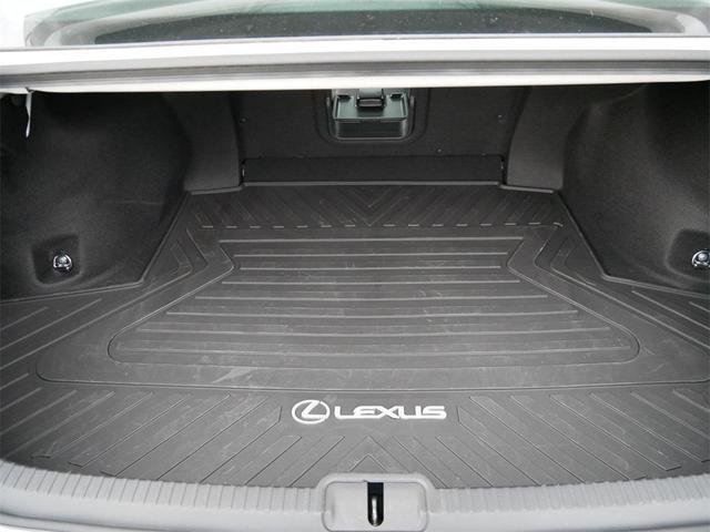 Photo of 2024 Eminent White Pearl Lexus ES 250