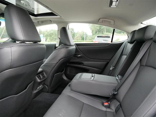 Photo of 2024 Eminent White Pearl Lexus ES 250
