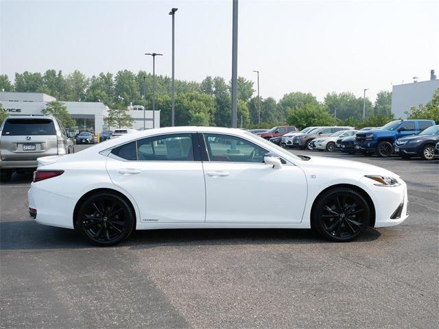 Photo of 2022 Eminent White Pearl Lexus ES 300h