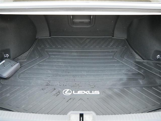 Photo of 2022 Eminent White Pearl Lexus ES 300h