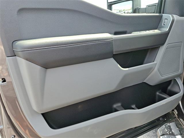 Photo of 2025 Carbonized Gray Metallic Ford F-250