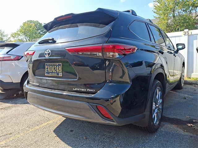 Photo of 2022 Midnight Black Metallic Toyota Highlander