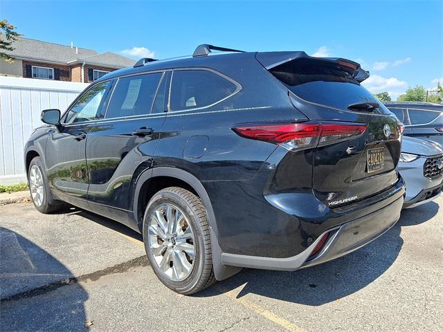 Photo of 2022 Midnight Black Metallic Toyota Highlander