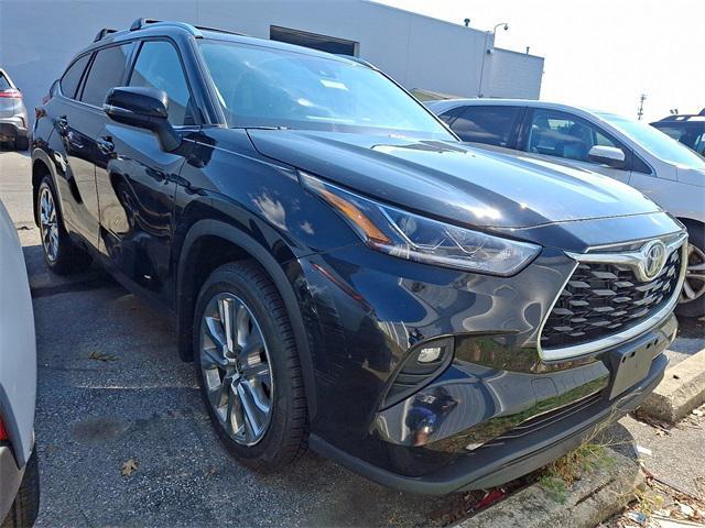 Photo of 2022 Midnight Black Metallic Toyota Highlander