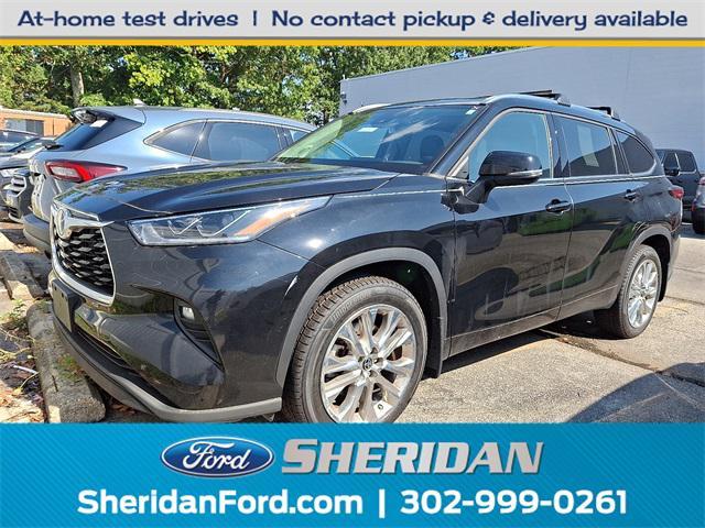 Photo of 2022 Midnight Black Metallic Toyota Highlander