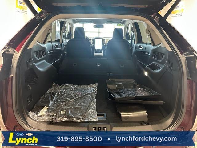 Photo of 2022 Burgundy Velvet Metallic Tinted Clearcoat Ford Edge