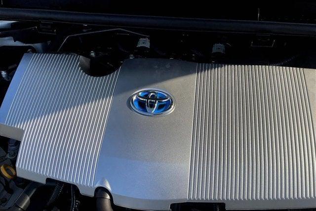 Photo of 2021 Super White Toyota Prius