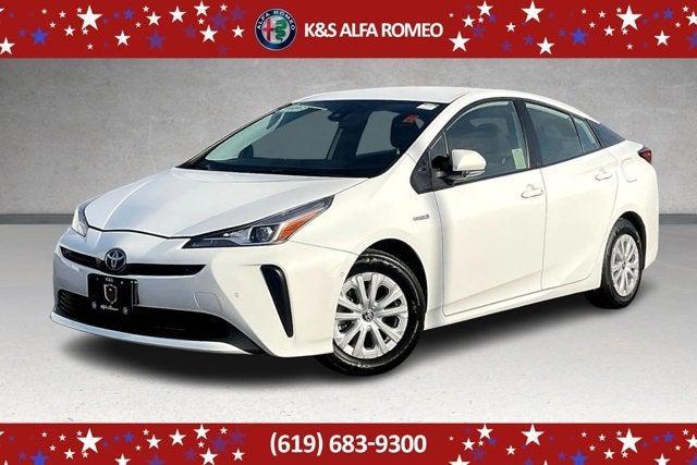 Photo of 2021 Super White Toyota Prius