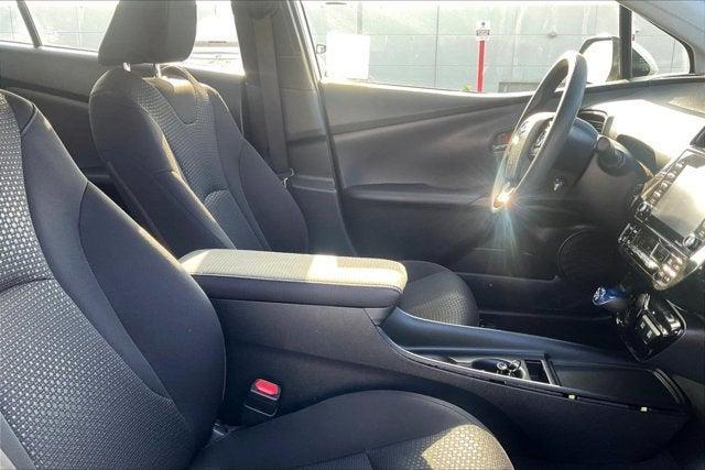 Photo of 2021 Super White Toyota Prius