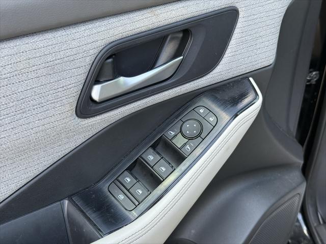 Photo of 2023 Super Black Nissan Rogue