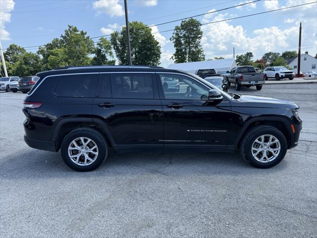 Photo of 2022 Diamond Black Crystal Pearlcoat Jeep Grand Cherokee L