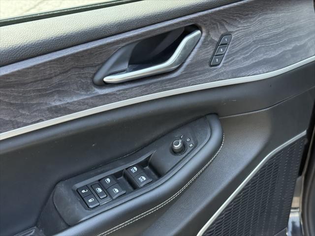 Photo of 2022 Diamond Black Crystal Pearlcoat Jeep Grand Cherokee L