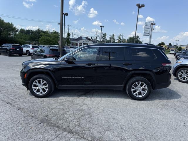 Photo of 2022 Diamond Black Crystal Pearlcoat Jeep Grand Cherokee L