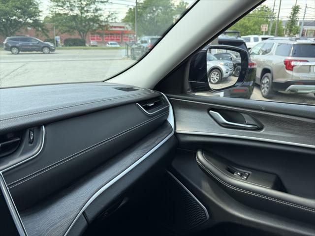 Photo of 2022 Diamond Black Crystal Pearlcoat Jeep Grand Cherokee L