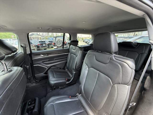 Photo of 2022 Diamond Black Crystal Pearlcoat Jeep Grand Cherokee L