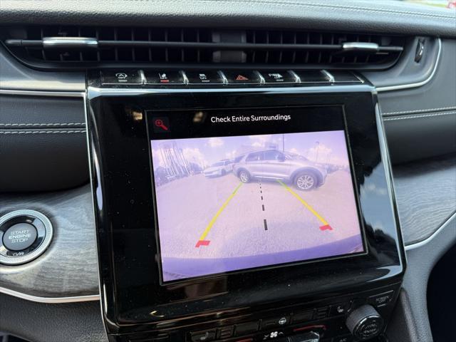 Photo of 2022 Diamond Black Crystal Pearlcoat Jeep Grand Cherokee L