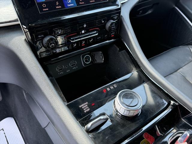 Photo of 2022 Diamond Black Crystal Pearlcoat Jeep Grand Cherokee L
