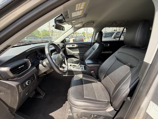Photo of 2023 Silver Metallic Ford Explorer