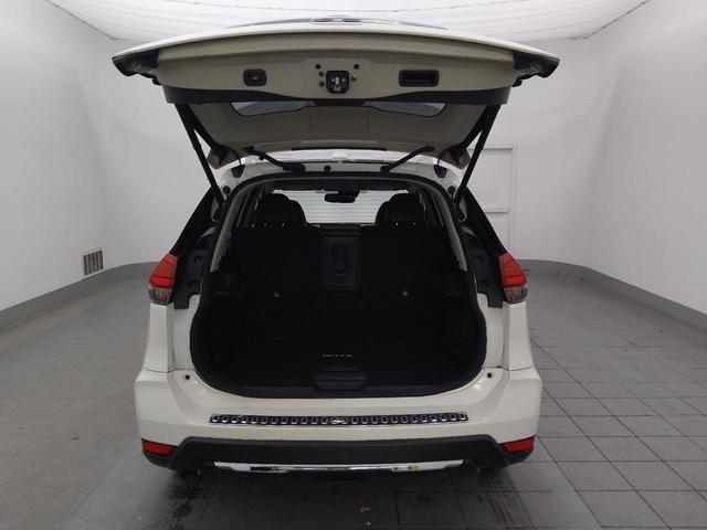 Photo of 2017 Pearl White Nissan Rogue