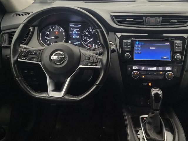 Photo of 2017 Pearl White Nissan Rogue