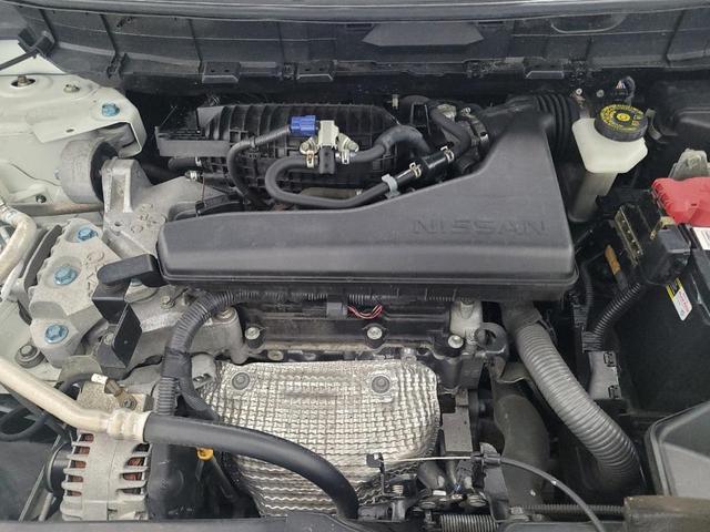 Photo of 2017 Pearl White Nissan Rogue