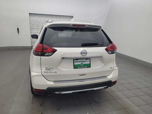 Photo of 2017 Pearl White Nissan Rogue
