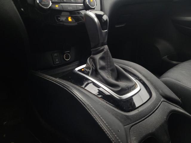 Photo of 2017 Pearl White Nissan Rogue