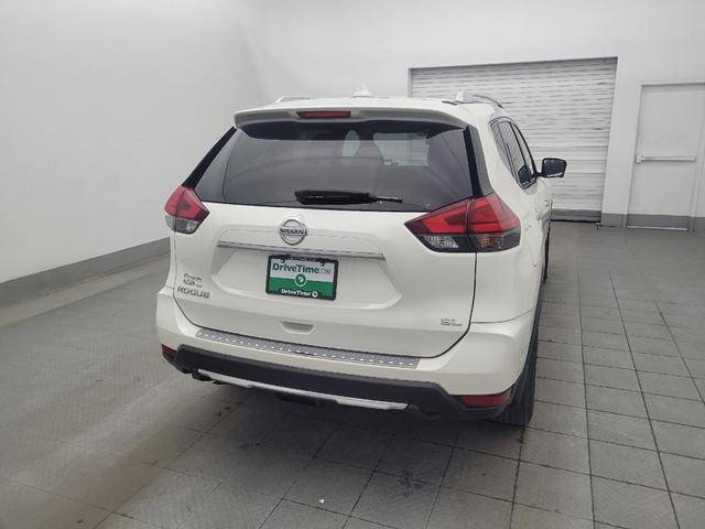Photo of 2017 Pearl White Nissan Rogue