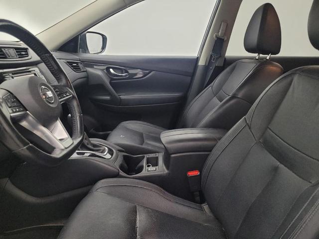 Photo of 2017 Pearl White Nissan Rogue