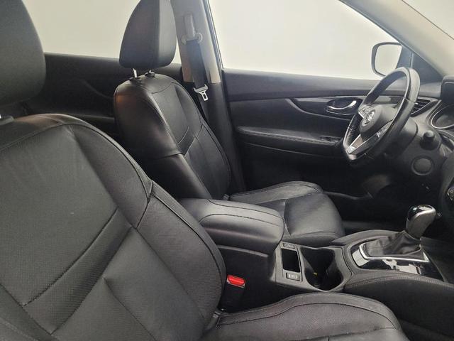 Photo of 2017 Pearl White Nissan Rogue