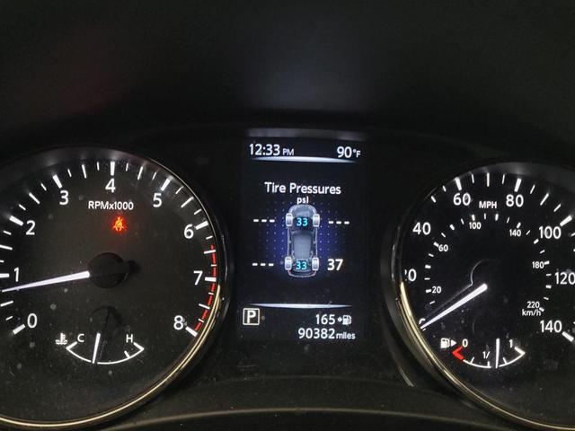 Photo of 2017 Pearl White Nissan Rogue