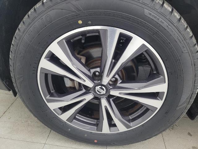 Photo of 2017 Pearl White Nissan Rogue
