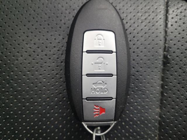 Photo of 2017 Pearl White Nissan Rogue