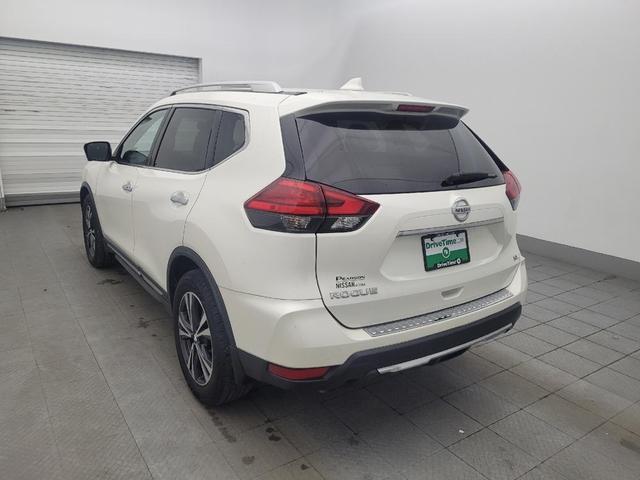 Photo of 2017 Pearl White Nissan Rogue