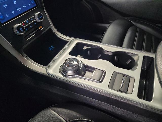 Photo of 2022 White Ford Edge