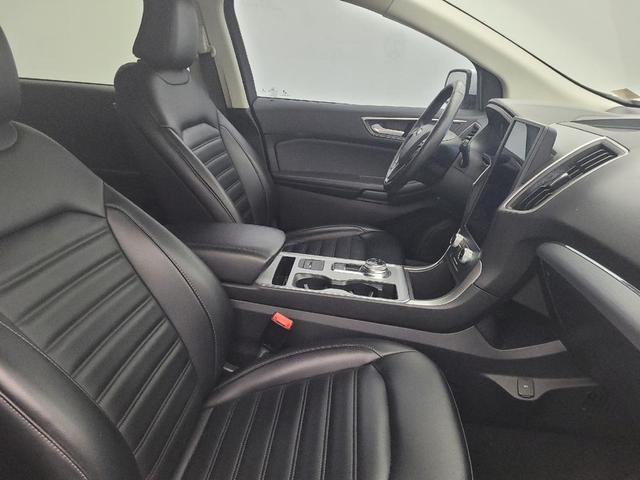 Photo of 2022 White Ford Edge