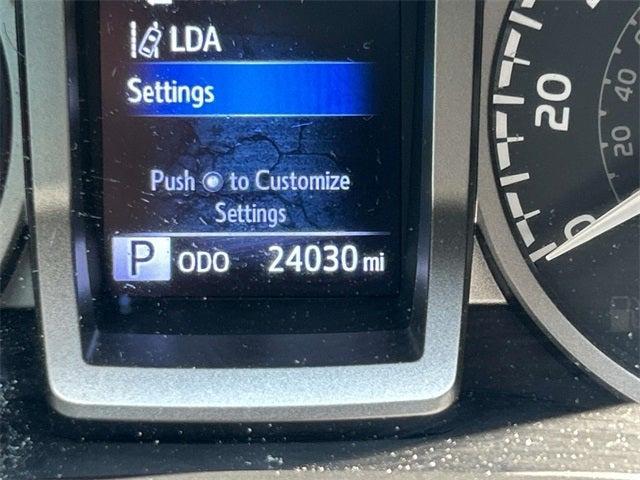 Photo of 2022 White Toyota Tacoma