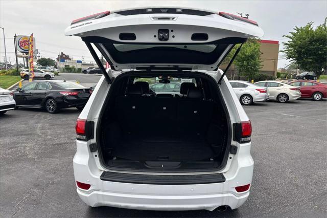 Photo of 2018 Bright White Clearcoat Jeep Grand Cherokee