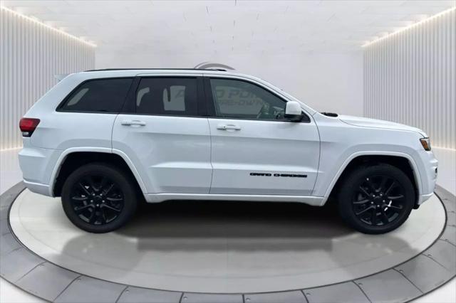 Photo of 2018 Bright White Clearcoat Jeep Grand Cherokee