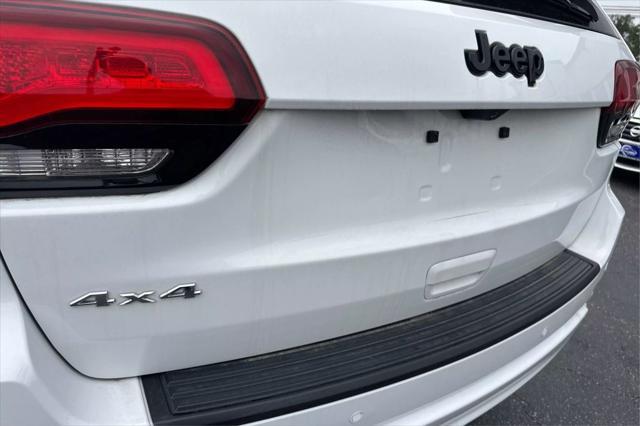 Photo of 2018 Bright White Clearcoat Jeep Grand Cherokee