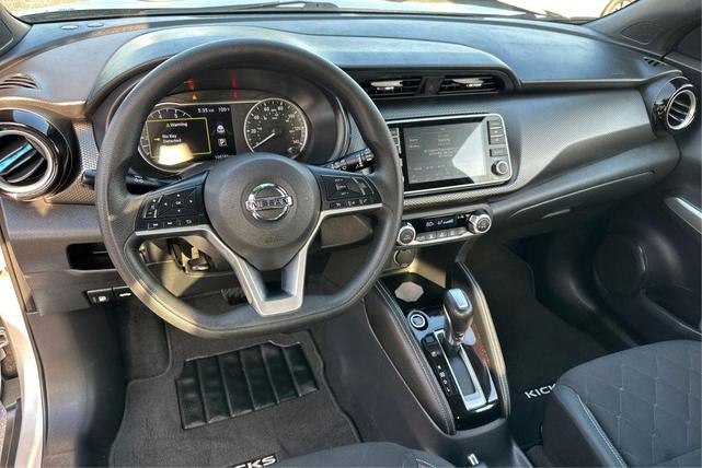 Photo of 2020 Brilliant Silver Metallic Nissan Kicks